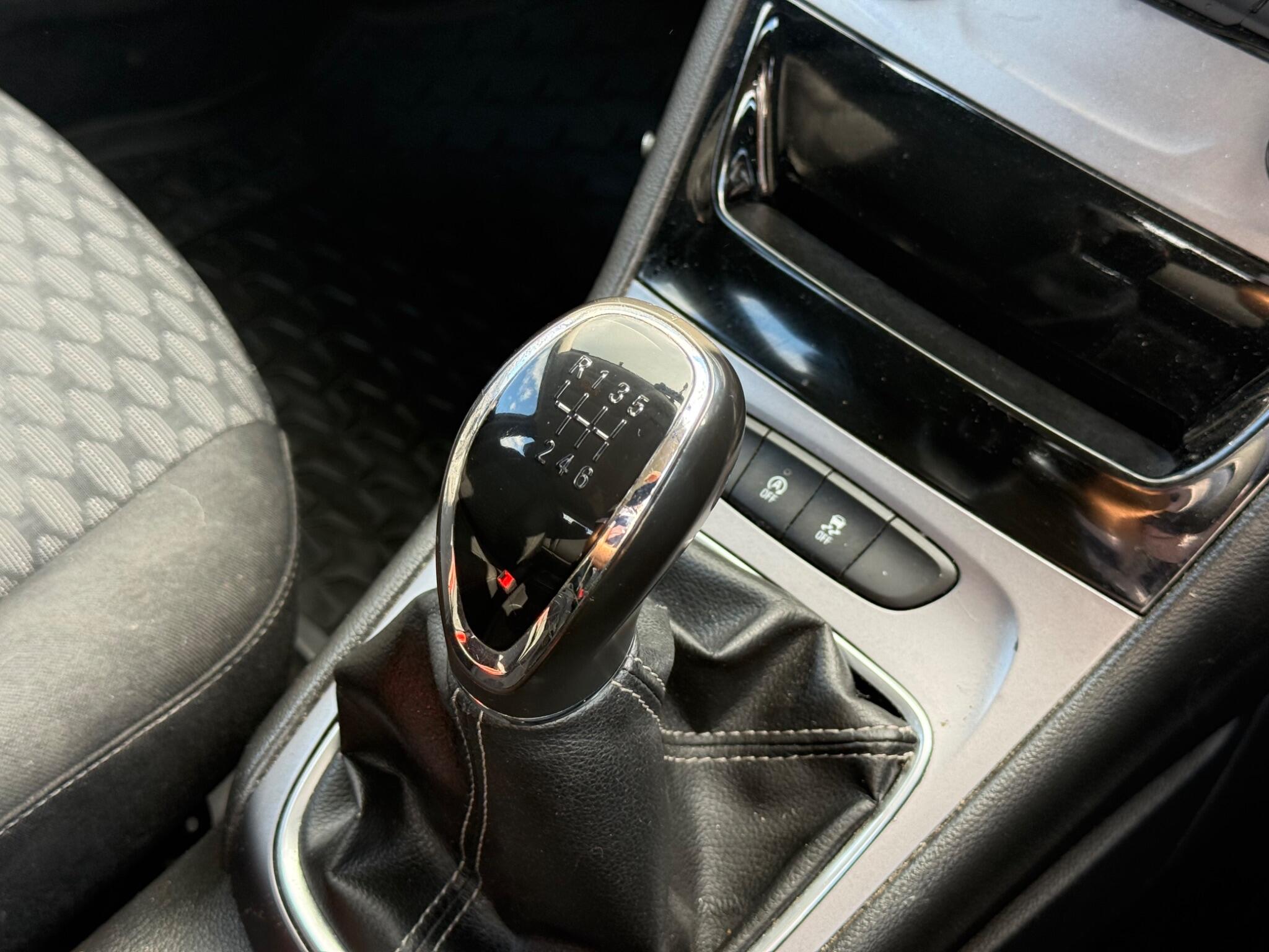 Vauxhall Astra 1.6 CDTi Tech Line Sports Tourer Euro 6 (s/s) 5dr — photo 88 of 104